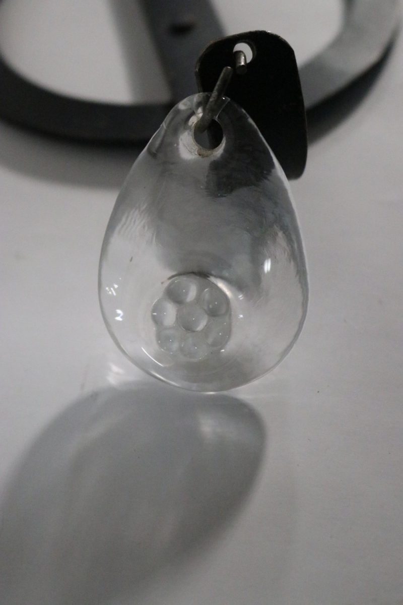 Väggljusstake, svart metall med glasprisma