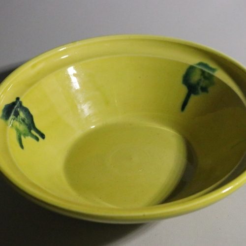 Skål i Gult med Gröna Dekorationer – 27 cm Diameter