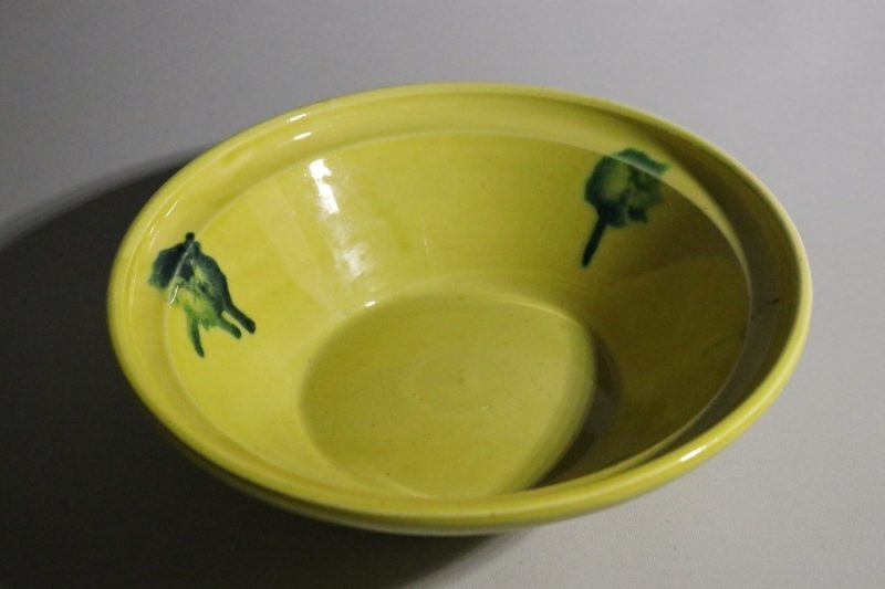 Skål i Gult med Gröna Dekorationer – 27 cm Diameter