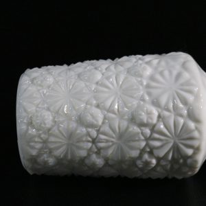 Exklusiv Vintage Mjölkglasvas – Unik Design och Tidlös Elegans