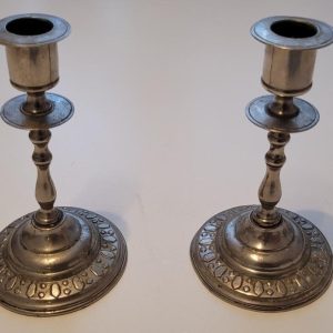 Ett snyggt par ljusstakar i metall