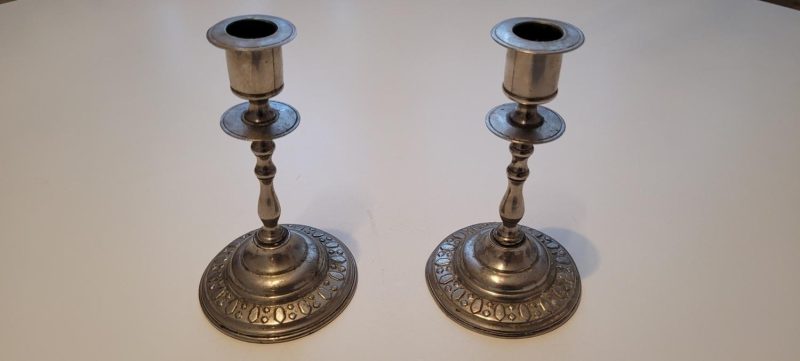 Ett snyggt par ljusstakar i metall