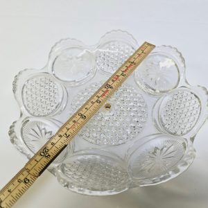 Elegant glasskål med tidlös charm – perfekt för ditt hem!