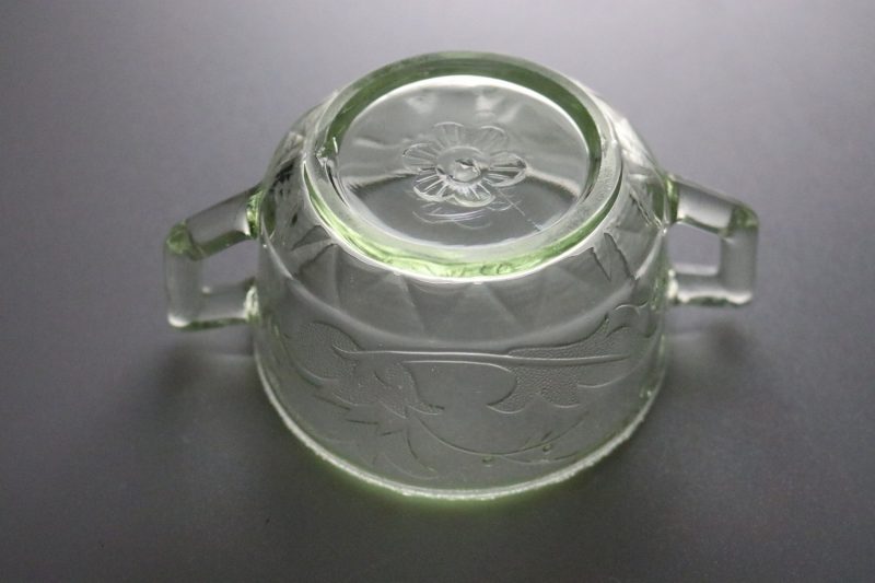 Vintage-Inspirerad Grön Glas Sockerskål - Perfekt för Eleganta Bordinställningar