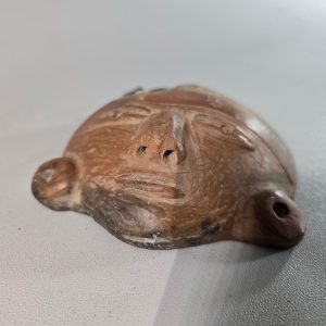 Keramisk liten prydnadsmask troligen från Sydamerika