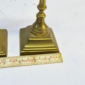 Set med tre mässingsljusstakar - Klassisk elegans