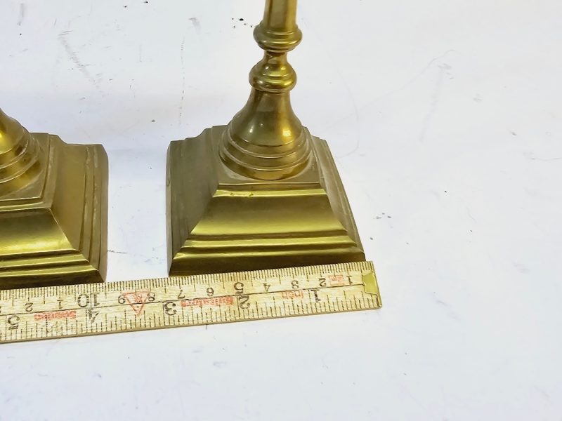 Set med tre mässingsljusstakar - Klassisk elegans