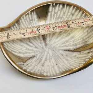 Elegant keramikskål med unikt mönster och guldkant