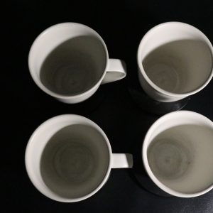 Set med 4 Vita Muggar med Underlägg