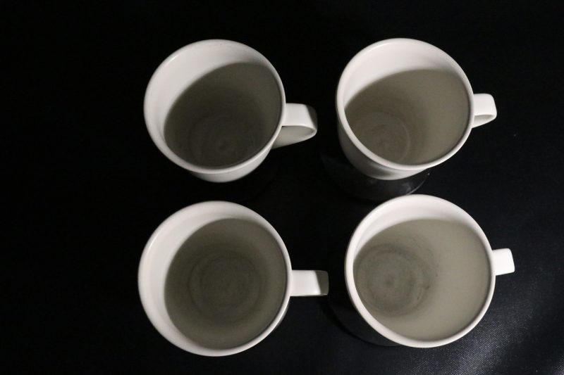 Set med 4 Vita Muggar med Underlägg