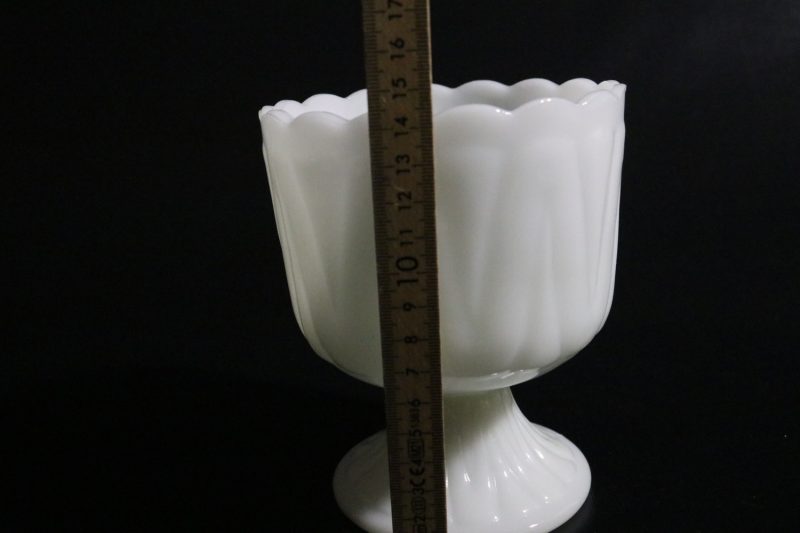 Skål i Vit Opalinglas – Klassisk Elegans, 14,5 cm