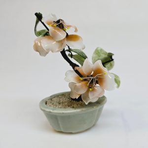 Exklusiv handgjord bonsai med porslinsblommor – unik dekoration i klassisk stil!