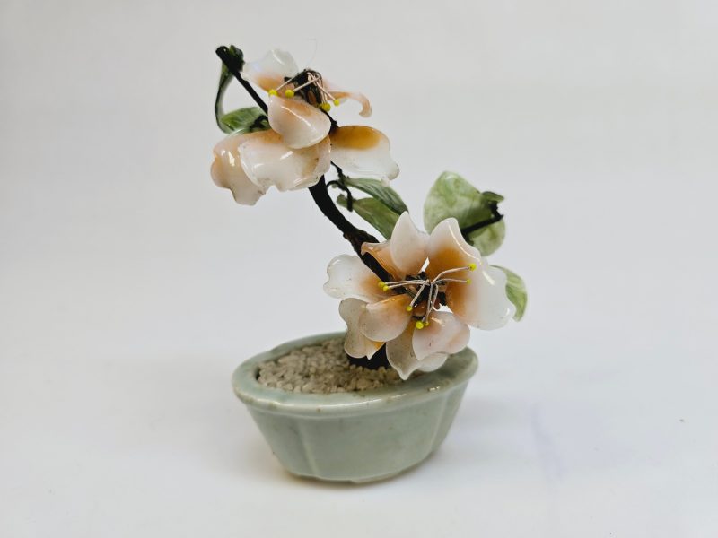 Exklusiv handgjord bonsai med porslinsblommor – unik dekoration i klassisk stil!