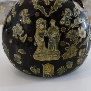 Flaska i rött glas med orientalisk dekor, 1800-tal