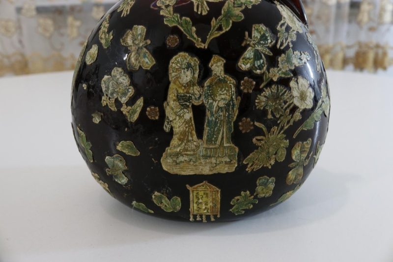 Flaska i rött glas med orientalisk dekor, 1800-tal