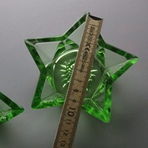 Stilrena gröna ljusstakar i geometrisk design – 2 st