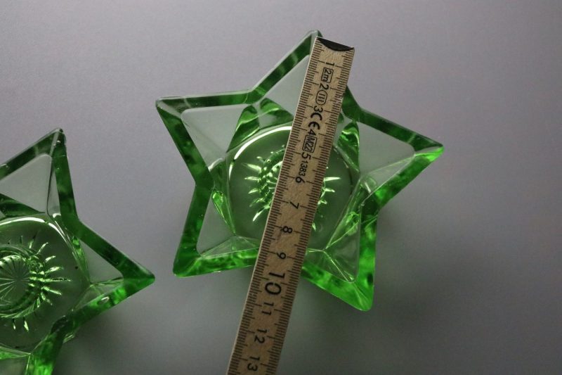 Stilrena gröna ljusstakar i geometrisk design – 2 st