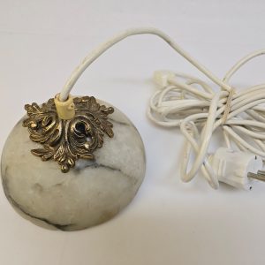 Unik taklampa med marmorskärm och detaljerad mässingsdekoration
