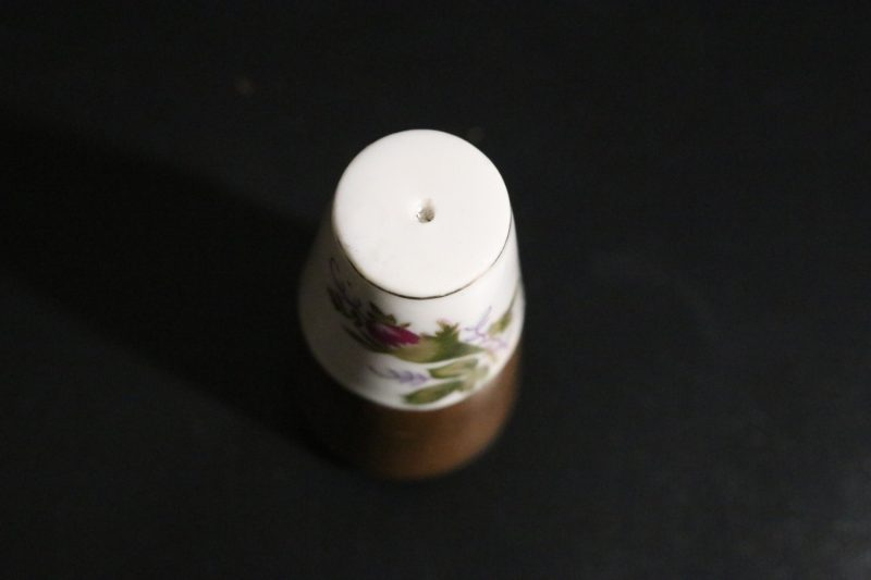 Unik Vintage Pepparkvarn i Trä och Porslin – Klassisk Design