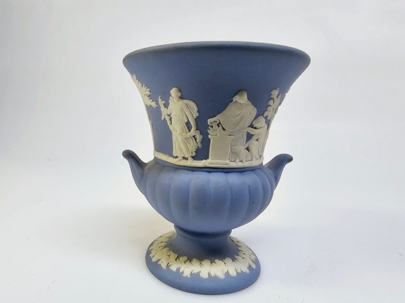 Klassisk Wedgwood Jasperware-vas i blått och vitt – ca 9 cm hög
