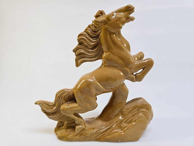 Imponerande Hästfigur i Keramik – Ståtlig och Elegant