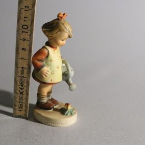Vintage Porslinsfigur - Flicka med Vattenkanna