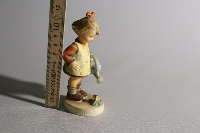 Vintage Porslinsfigur - Flicka med Vattenkanna