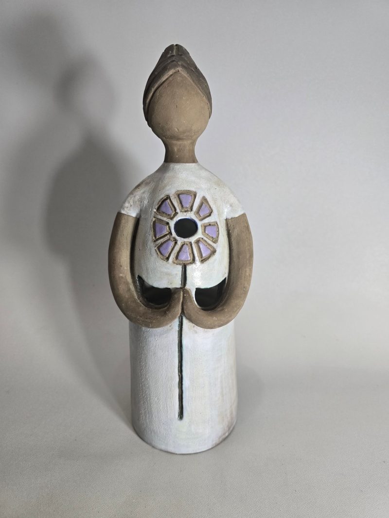 Dam figurin Elbogen, signerad EJ; Höjd 34cm