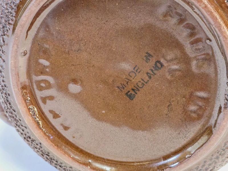 Vintage Tekanna "Made in England" - Brun Glaserad Keramik med Texturerad Detalj