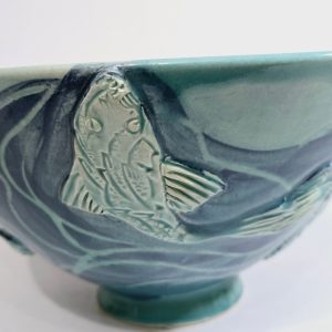 Handgjord Salladsskål från Moon and Peepers Pottery – Dekorerad i Fiskmotiv
