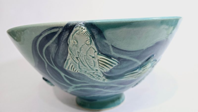 Handgjord Salladsskål från Moon and Peepers Pottery – Dekorerad i Fiskmotiv