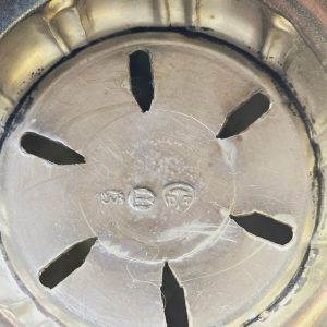 Elegant silverfärgad sparbössa med antik charm