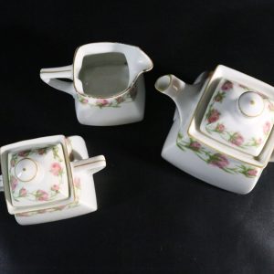 Charmigt Te- och Kaffeset med Rosendekor – Elegant Detalj för Hemmet