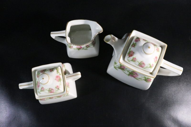Charmigt Te- och Kaffeset med Rosendekor – Elegant Detalj för Hemmet