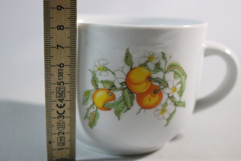 Kaffekopp med fat, fruktmotiv