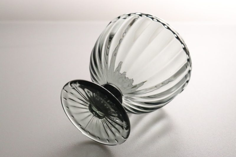 Skål på fot, glas, rökfärgat glas