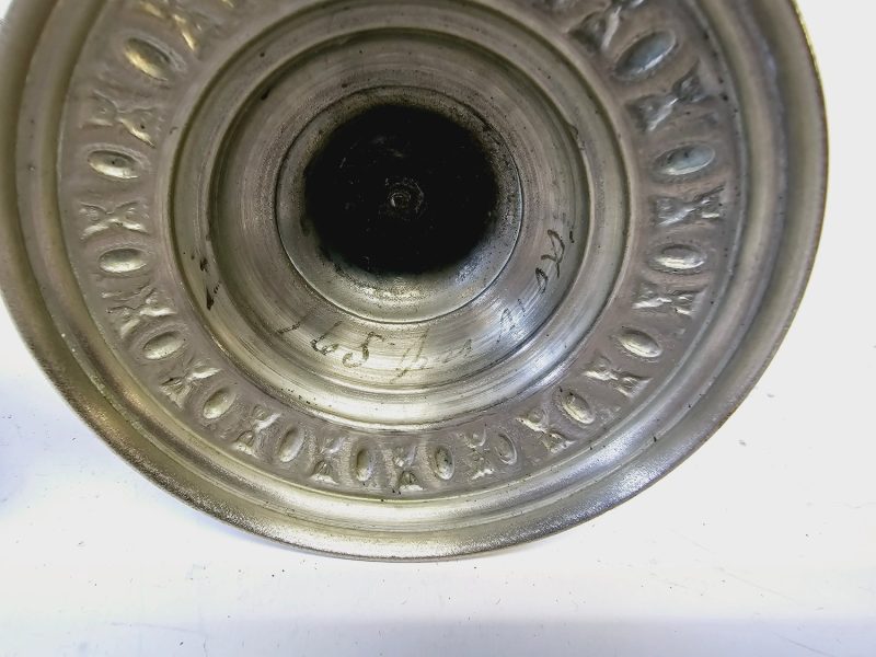 Elegant Silverfärgade Ljusstakar - Tidlös Charm för Din Inredning