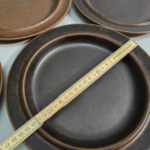 Flata mattallrikar, Arabia, "Ruska", Glaserad stengods, Designer: Ulla Procopé