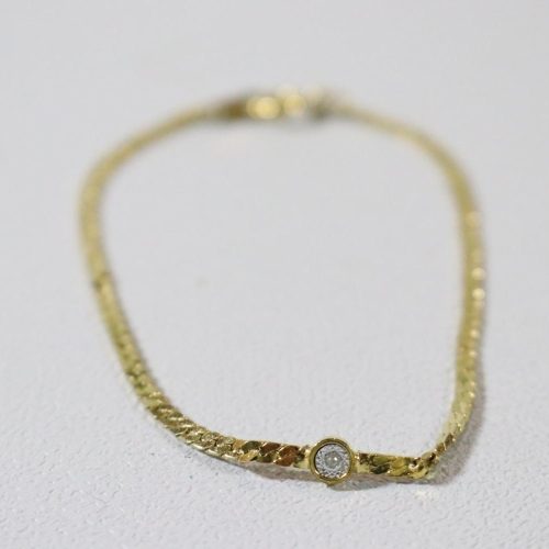 Stilrent guldfärgat armband med sten på