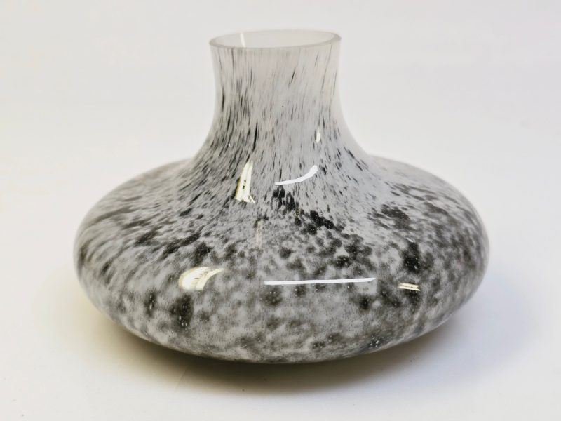 Elegant Glasvas – Stilren Dekoration med Unik Design