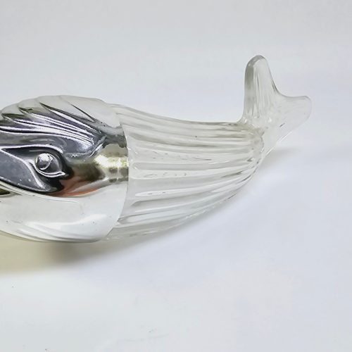 Elegant glasfisk med silverdetaljer – unik och dekorativ!