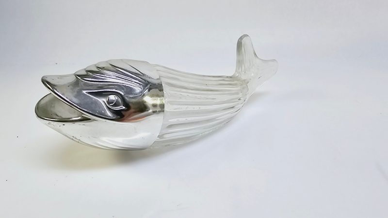 Elegant glasfisk med silverdetaljer – unik och dekorativ!
