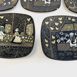 Set med Årsplattor från Arabia Finland – Design av Raija Uosikkinen