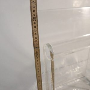 Elegant Plexiglasdisplay för Exponering av Varor – Stilrent och Funktionellt!