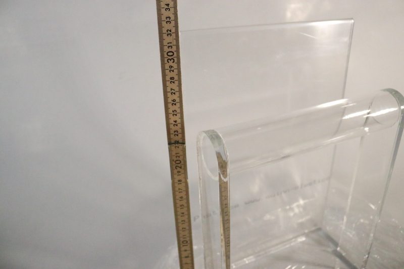 Elegant Plexiglasdisplay för Exponering av Varor – Stilrent och Funktionellt!