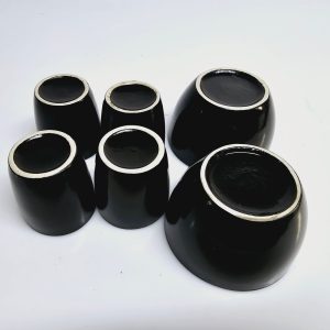 Elegant svart set med koppar och skålar – stilren design