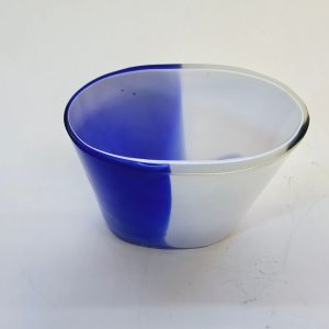 Elegant glasvas från Mats Jonasson – Modern konst från Målerås Glasbruk