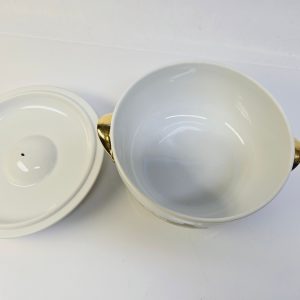 Elegant soppskål med gyllene detaljer och handmålat motiv