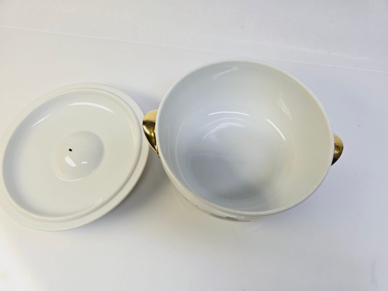 Elegant soppskål med gyllene detaljer och handmålat motiv