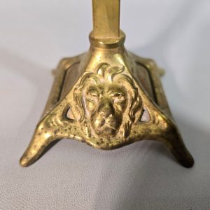 LJUSSTAKE, mässing, Lejonhuvud på foten, 13cm hög
